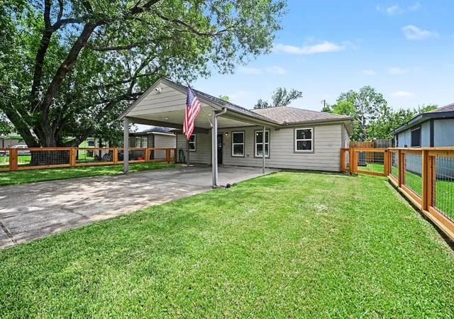 2nd image of 4818 27th St, Dickinson, TX 77539 | MLS# 82502509