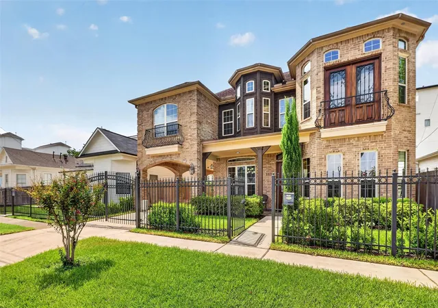 Photo 3 of Single family home for sale at 1317 Shearn St, Houston, TX 77007 | MLS# 38086854 | Listing updated on 2026-08-09