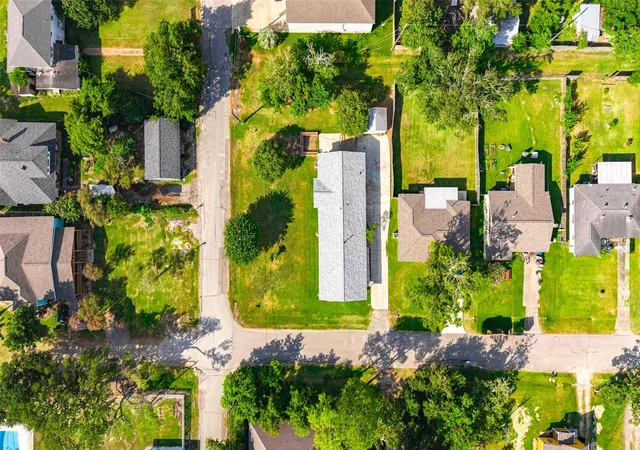 2nd image of 730 S Holmes St, La Porte, TX 77571 | MLS# 77899250