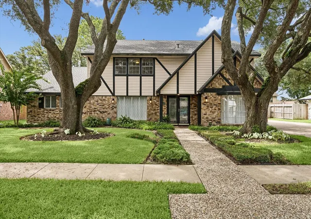 2nd image of 4010 Ecuador Dr, Pasadena, TX 77504 | MLS# 42714951