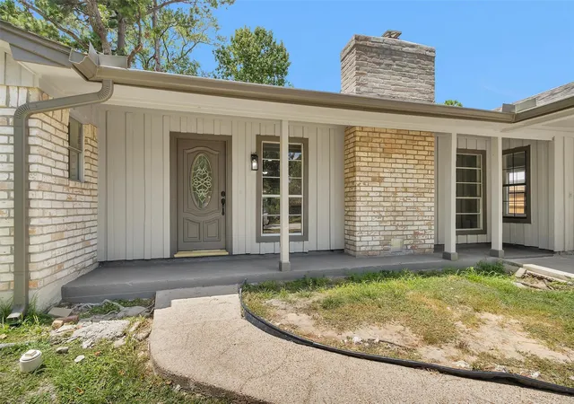 Photo 2 of Single family home for sale at 75 Rolling Hills Dr W, Conroe, TX 77304 | MLS# 60884010 | Listing updated on 2026-09-07