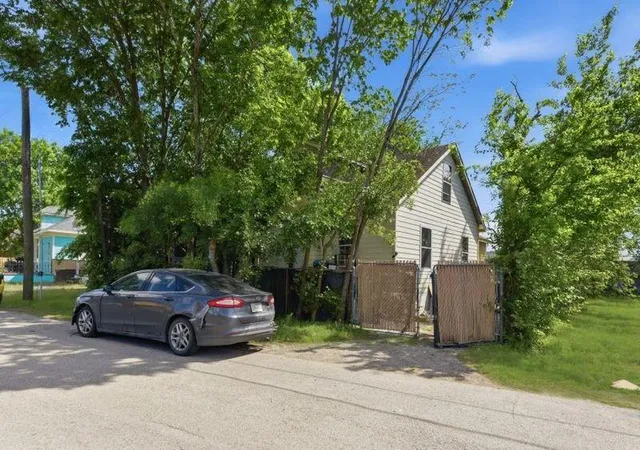 Photo 2 of Single family home for sale at 3814 Walker St, Houston, TX 77023 | MLS# 46937945 | Listing updated on 2026-08-11