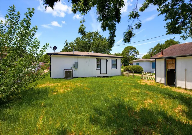 16th image of 1004 11th St N, Texas City, TX 77590 | MLS# 86065195