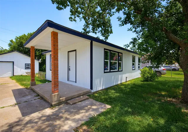 2nd image of 1004 11th St N, Texas City, TX 77590 | MLS# 86065195