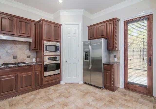 Photo 4 of Townhouse for sale at 3023 Royal Oaks Grv, Houston, TX 77082 | MLS# 93679931 | Listing updated on 2026-08-12