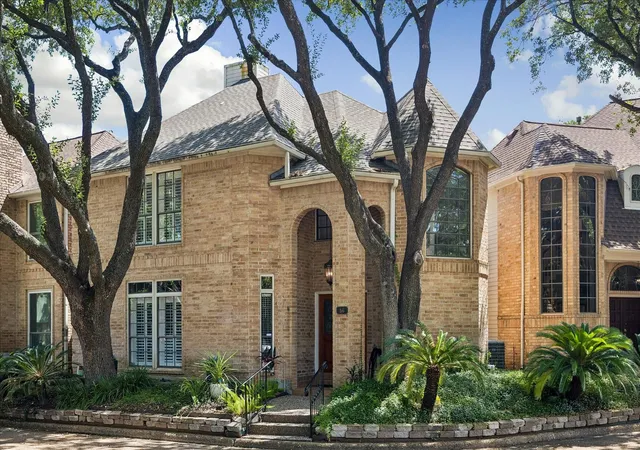 2nd image of 56 Bayou Pointe Dr, Houston, TX 77063 | MLS# 74280000