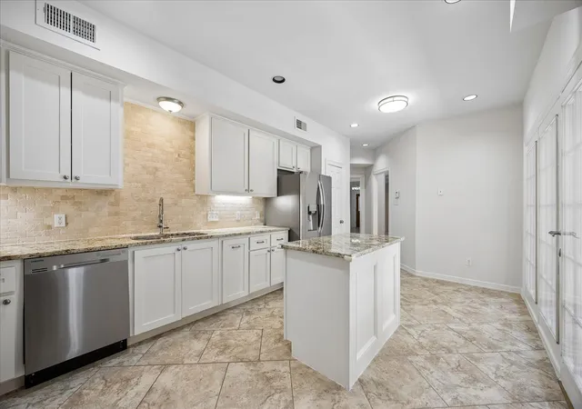 4th image of 56 Bayou Pointe Dr, Houston, TX 77063 | MLS# 74280000