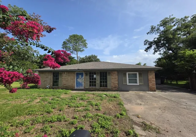 1st image of 1 Linda Ln, West Columbia, TX 77486 | MLS# 6489420