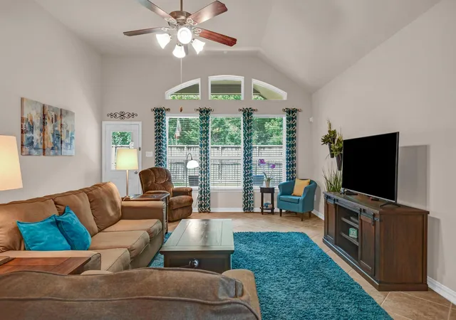 5th image of 207 Timber Grove Ct, Clute, TX 77531 | MLS# 64182191