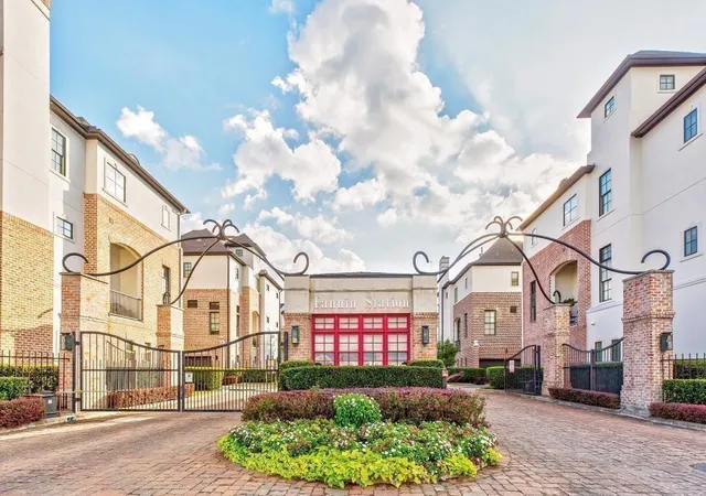 Photo 2 of Single family home for sale at 9427 London Brg Sta, Houston, TX 77045 | MLS# 87690554 | Listing updated on 2026-09-23
