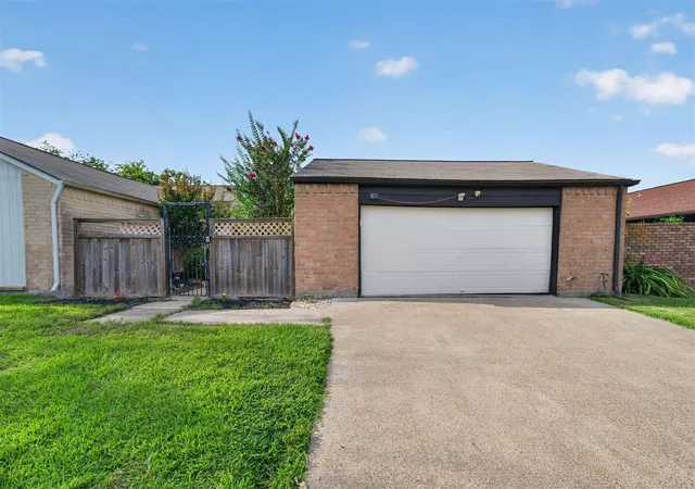 2nd image of 6 Quailwood Dr, Baytown, TX 77521 | MLS# 42616114