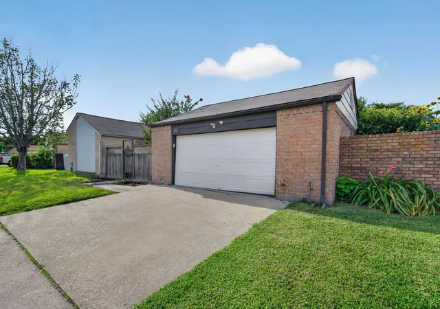 3rd image of 6 Quailwood Dr, Baytown, TX 77521 | MLS# 42616114