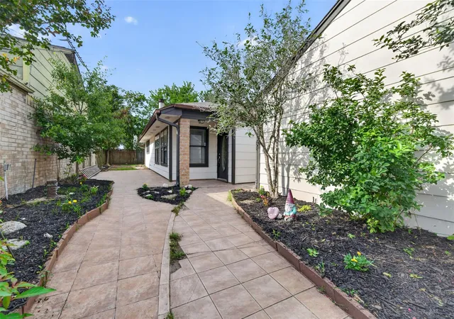 4th image of 6 Quailwood Dr, Baytown, TX 77521 | MLS# 42616114