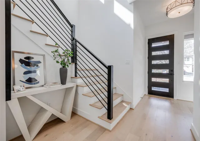 3rd image of 1120 Welch St, Houston, TX 77006 | MLS# 37170106