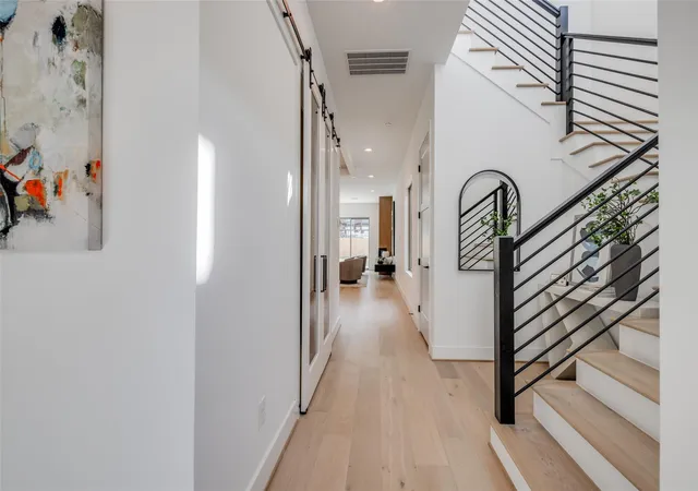 5th image of 1120 Welch St, Houston, TX 77006 | MLS# 37170106