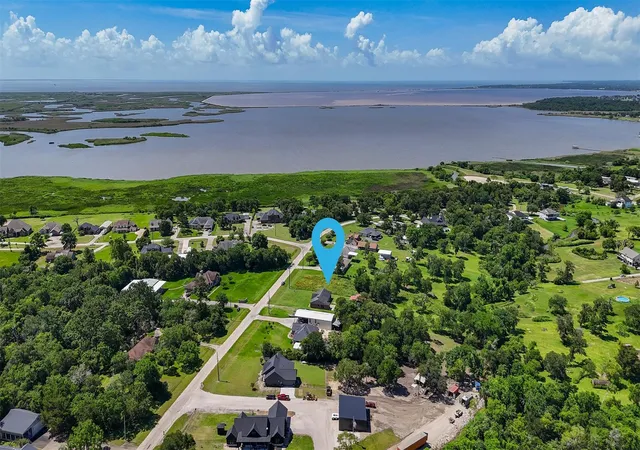 2nd image of 1102 Spring Branch Dr, Baytown, TX 77523 | MLS# 70068303