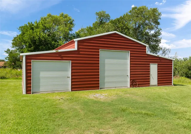 4th image of 1102 Spring Branch Dr, Baytown, TX 77523 | MLS# 70068303
