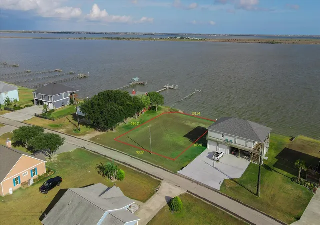 3rd image of 1664 W Bayshore Dr, Palacios, TX 77465 | MLS# 46542675