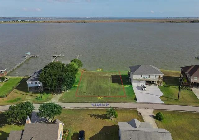 4th image of 1664 W Bayshore Dr, Palacios, TX 77465 | MLS# 46542675