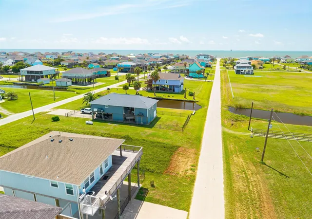 Photo 3 of Single family home for sale at 955 Townsend Dr, Crystal Beach, TX 77650 | MLS# 58039892 | Listing updated on 2026-09-10