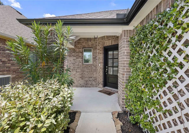 Photo 3 of Single family home for sale at 353 Salerio Wy, Conroe, TX 77301 | MLS# 9677662 | Listing updated on 2026-08-22