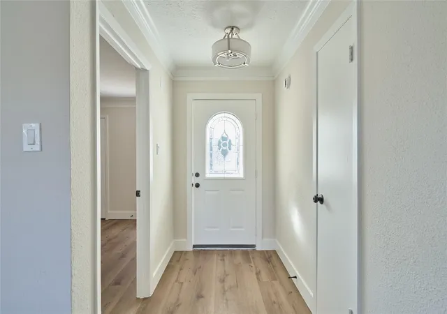 Photo 3 of Sale Pending at 6527 Zapata Dr, Houston, TX 77083 | MLS# 25443066 | Listing updated on 2026-09-08