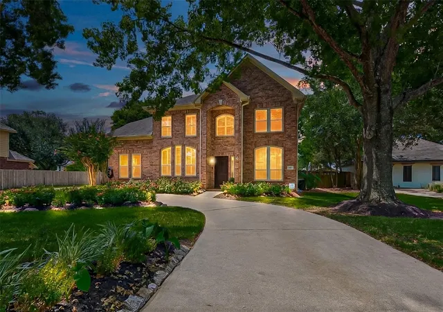 2nd image of 412 Melodywood Dr, Friendswood, TX 77546 | MLS# 43540887