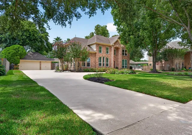 Photo 3 of Sale Pending at 412 Melodywood Dr, Friendswood, TX 77546 | MLS# 43540887 | Listing updated on 2026-09-19