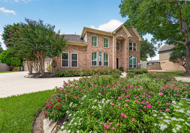 Photo 3 of Sale Pending at 412 Melodywood Dr, Friendswood, TX 77546 | MLS# 43540887 | Listing updated on 2026-09-19