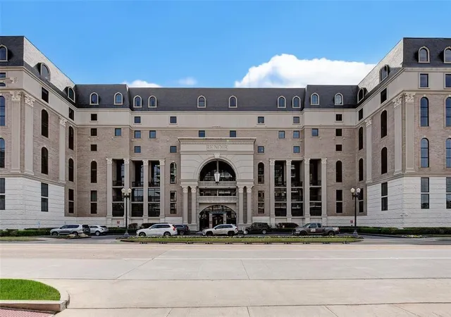 Photo 2 of Condo for sale at 1005 S Shepherd Dr #818, Houston, TX 77019 | MLS# 38613395 | Listing updated on 2026-09-03
