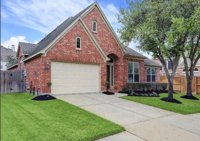 2nd image of 13301 Ravenlake Dr, Pearland, TX 77584 | MLS# 67219323