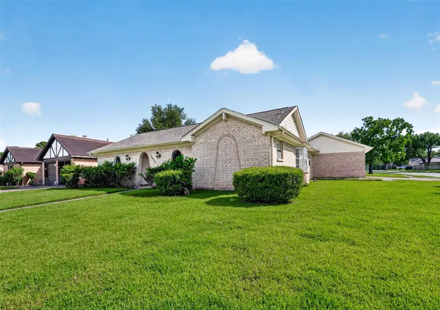 Photo 3 of Single family home for sale at 10602 Sagewind Dr, Houston, TX 77089 | MLS# 61135776 | Listing updated on 2026-08-17