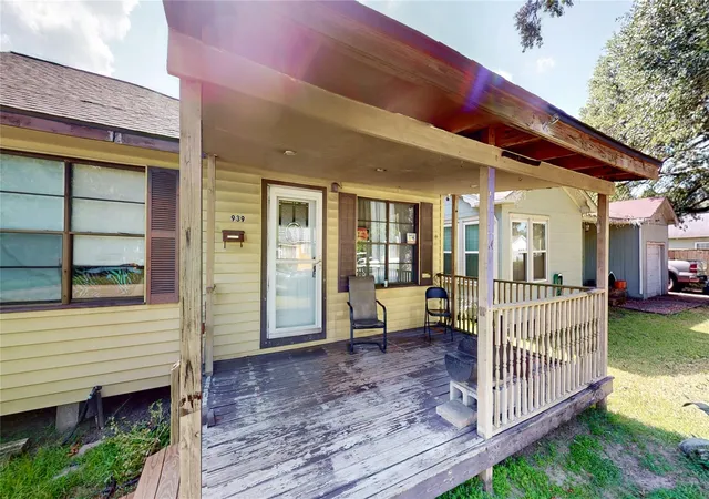 4th image of 939 Milam St, Liberty, TX 77575 | MLS# 80073379