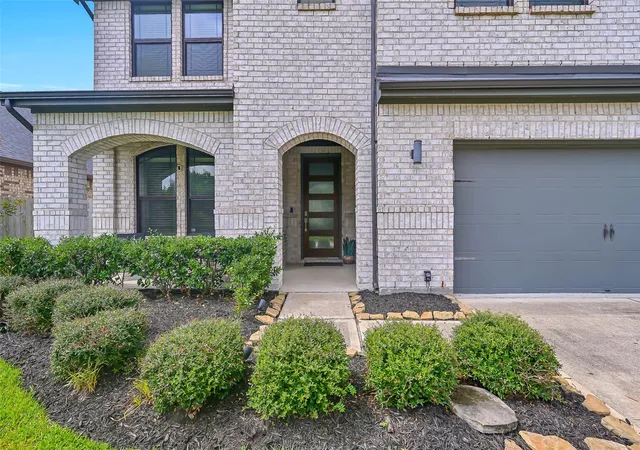 Photo 3 of Single family home for sale at 1570 Mustang Trl, Friendswood, TX 77546 | MLS# 30550690 | Listing updated on 2026-09-10