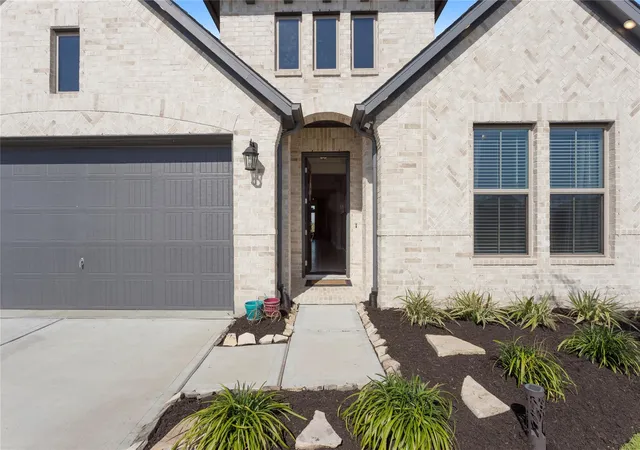 3rd image of 945 Goose Creek St, Webster, TX 77598 | MLS# 91521893
