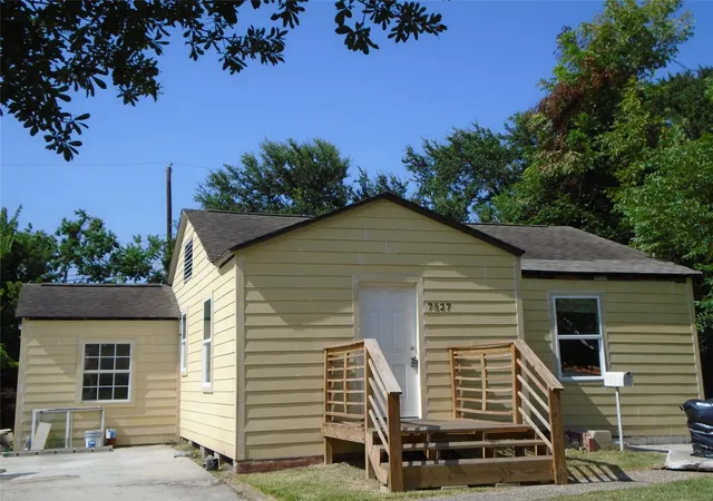 Photo 3 of Single family home for sale at 7527 Erath St, Houston, TX 77023 | MLS# 2238010 | Listing updated on 2026-08-17