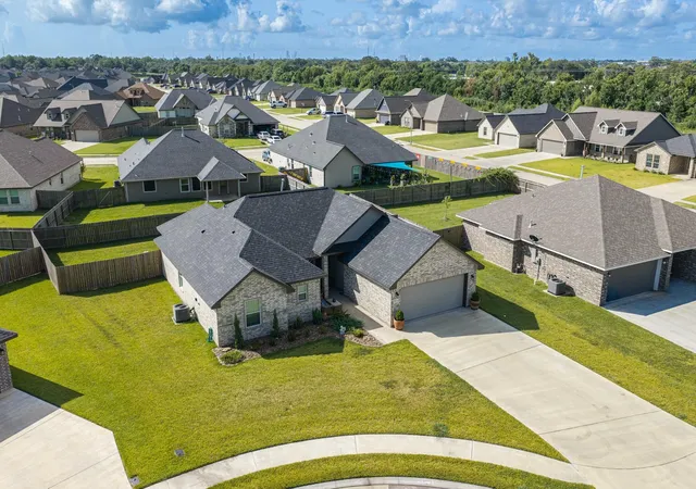 35th image of 513 Yorktown Ave, Clute, TX 77531 | MLS# 59030180
