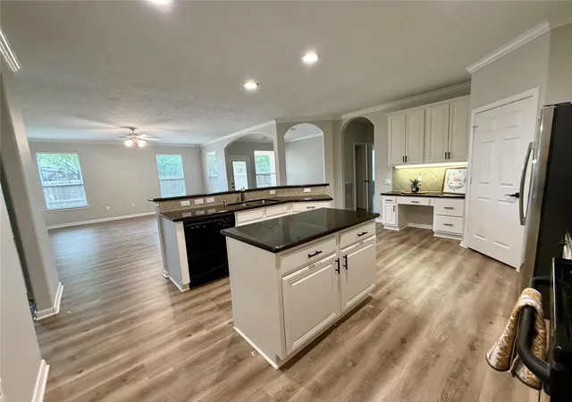 Photo 4 of Sale Pending at 14 Dardenelle Ct, Conroe, TX 77384 | MLS# 51851979 | Listing updated on 2026-08-12