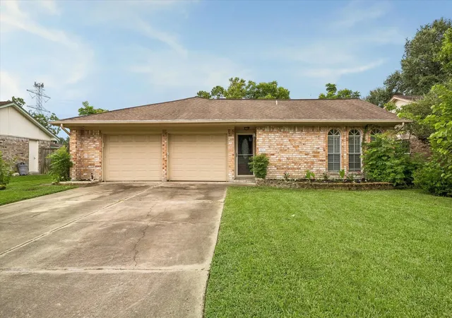 Photo 1 of Single family home for sale at 2011 Victoria Ct, League City, TX 77573 | MLS# 9188068 | Listing updated on 2026-08-15