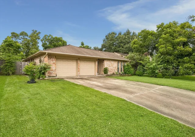 Photo 2 of Single family home for sale at 2011 Victoria Ct, League City, TX 77573 | MLS# 9188068 | Listing updated on 2026-08-15