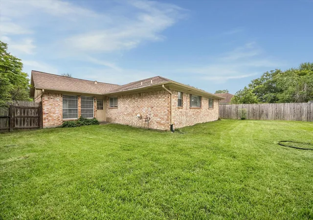 Photo 3 of Single family home for sale at 2011 Victoria Ct, League City, TX 77573 | MLS# 9188068 | Listing updated on 2026-08-15