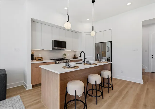 Listing Photo 5 - Condo for sale in building located at 4610 & 4608 A/b Gunter St, Houston, TX 77020