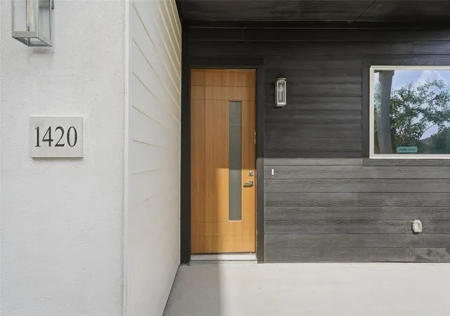 2nd image of 1420 W 34th 1/2 St, Houston, TX 77018 | MLS# 50286037
