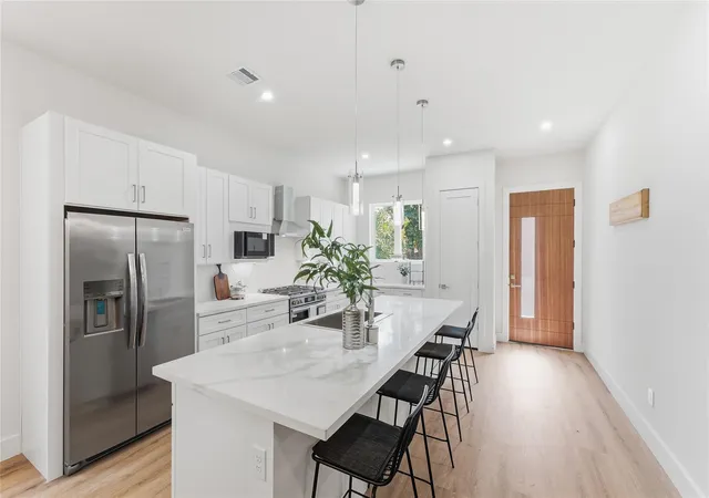 3rd image of 1420 W 34Th 1/2 St, Houston, TX 77018 | MLS# 50286037