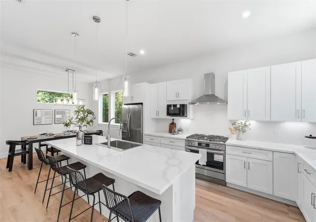 4th image of 1420 W 34Th 1/2 St, Houston, TX 77018 | MLS# 50286037