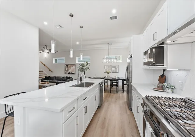 5th image of 1420 W 34Th 1/2 St, Houston, TX 77018 | MLS# 50286037