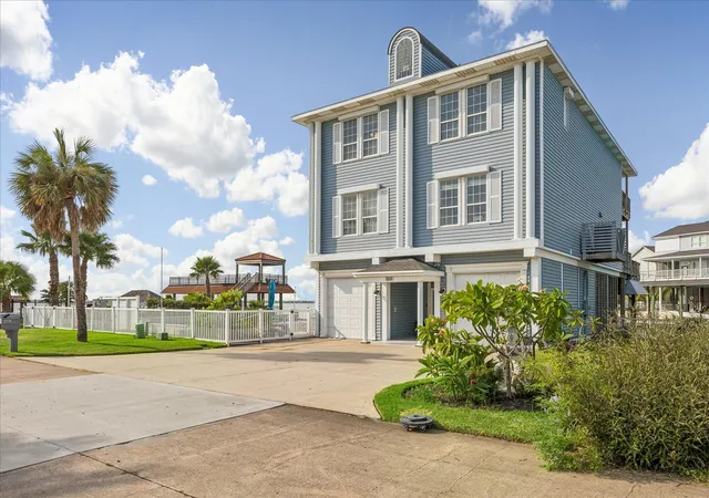 Photo 3 of Single family home for sale at 426 Sunset Cir, Galveston, TX 77554 | MLS# 21064191 | Listing updated on 2026-09-12