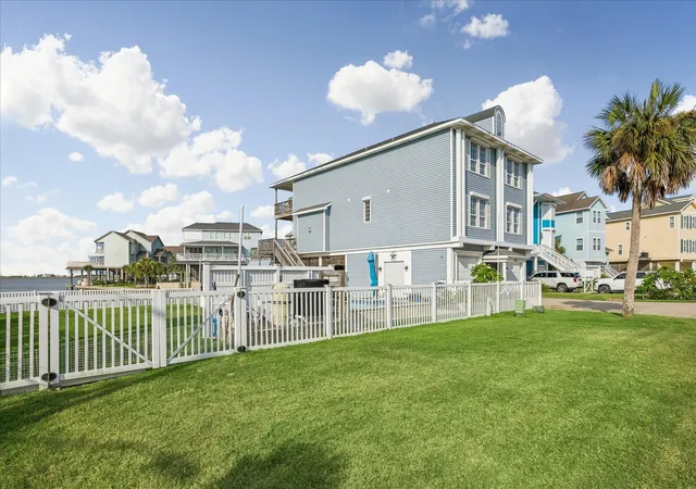 Photo 4 of Single family home for sale at 426 Sunset Cir, Galveston, TX 77554 | MLS# 21064191 | Listing updated on 2026-09-12