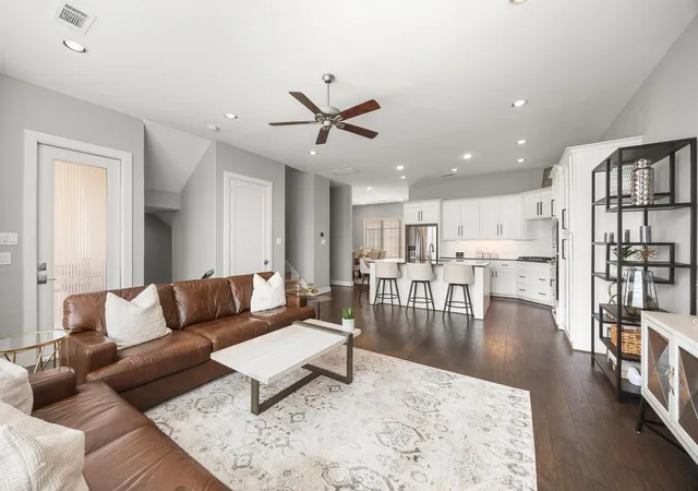 5th image of 1216 Murrayhill Dr, Houston, TX 77043 | MLS# 59491842
