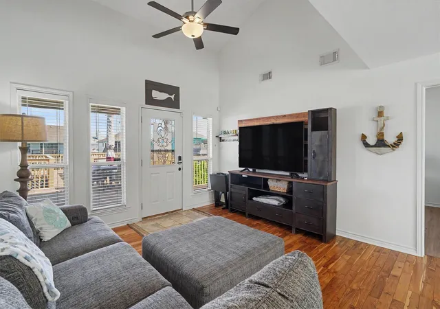 Photo 4 of Single family home for sale at 1016 Redfish St, Hitchcock, TX 77563 | MLS# 48996126 | Listing updated on 2026-08-16